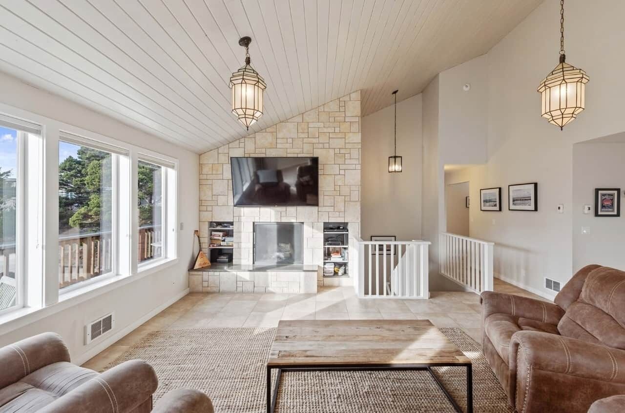 Smart TV, lareira, DVD player, livros