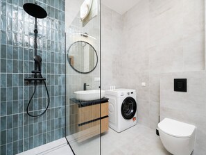 Shower, hair dryer, towels