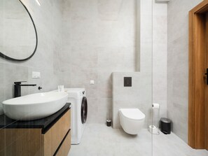 Douche, sèche-cheveux, serviettes fournies