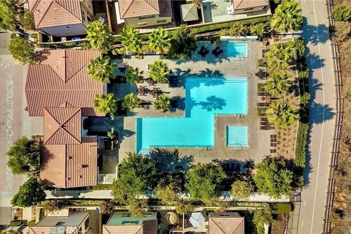 Family-Friendly 2BR Villa Minutes from Six Flags 