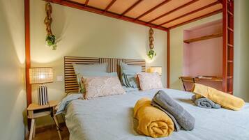 2 bedrooms, travel crib, free WiFi