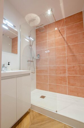 Douche, serviettes fournies