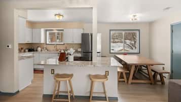 Fridge, oven, stovetop, dishwasher