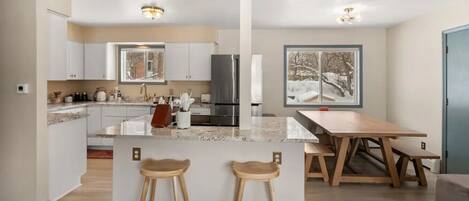 Fridge, oven, stovetop, dishwasher