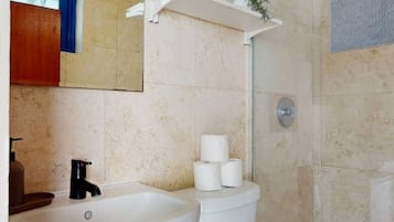 Room, 1 Queen Bed, Non Smoking | Bathroom
