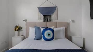 Room, 1 Queen Bed, Non Smoking | Iron/ironing board, free WiFi