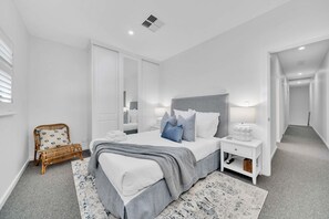 3 室のベッドルーム、アイロン / アイロン台、WiFi (無料)、ベッドシーツ