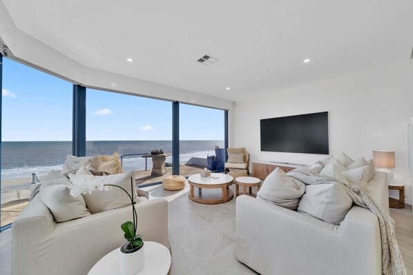 テレビ、書斎 / ワークスペース