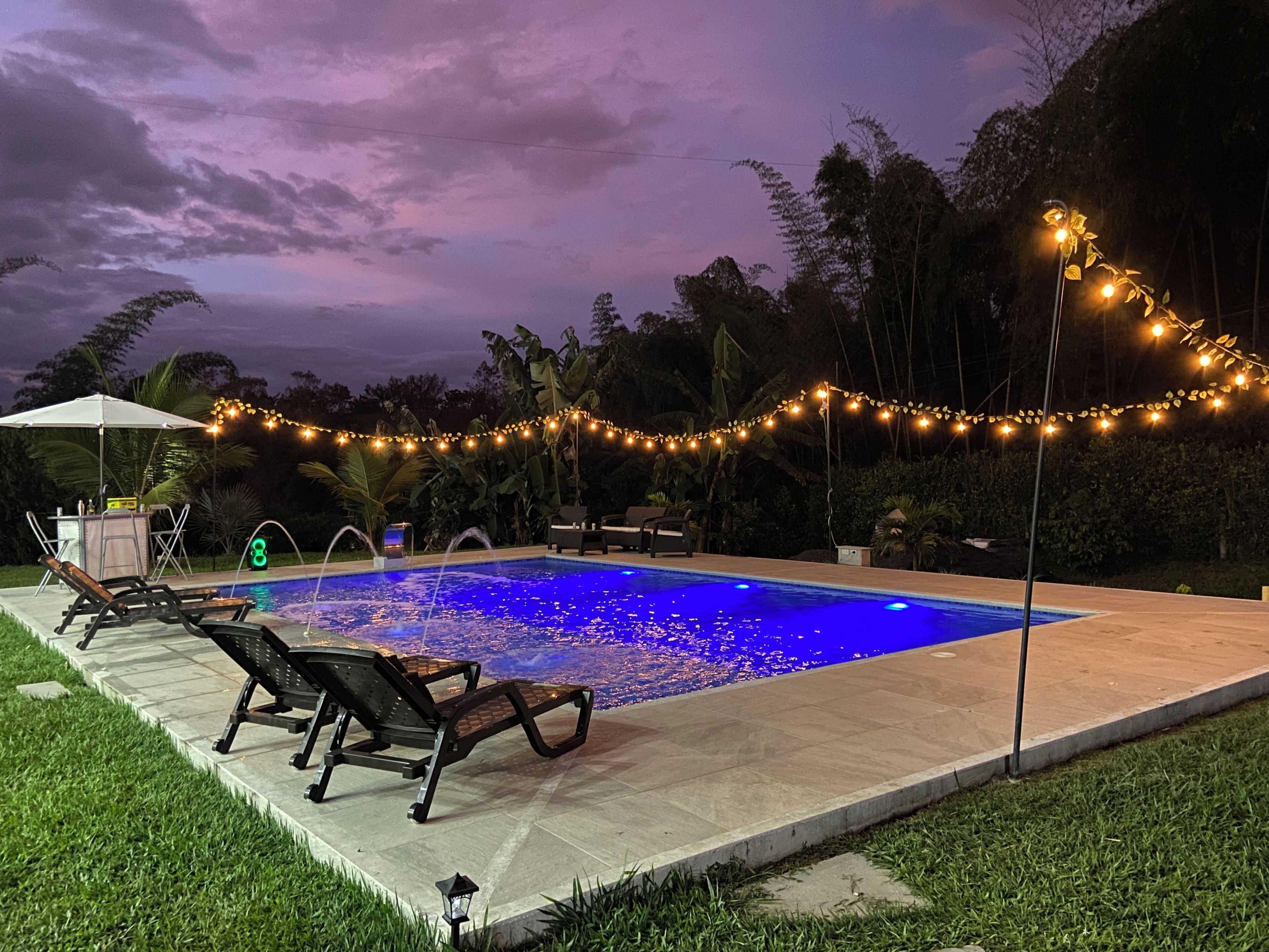 Una piscina al aire libre