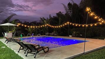 Una piscina al aire libre