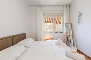 House - Sunny Balcony Stay Walk to Golem Beach (Golem)