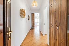 House - Sunny Balcony Stay Walk to Golem Beach (Golem)