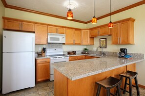 ثلاجة، ميكروويف، فرن، موقد طهي مسطح