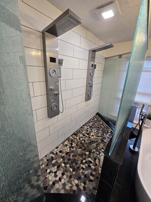 Dusche, Haartrockner, Handtücher, Seife