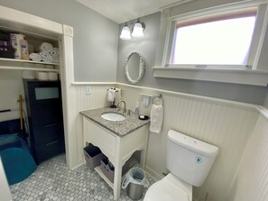 Douche, sèche-cheveux, serviettes fournies, savon