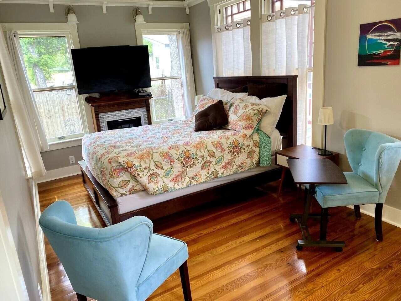 Desk, free WiFi, bed sheets