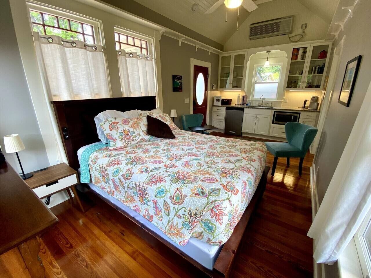 Desk, free WiFi, bed sheets