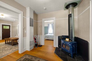 3 bedrooms, desk, WiFi, bed sheets - Elizabeth Page House - Cozy & Modern (Springfield)