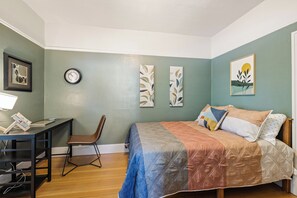 3 bedrooms, desk, WiFi, bed sheets