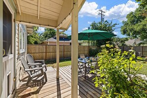 Outdoor dining - Elizabeth Page House - Cozy & Modern (Springfield)