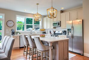 Réfrigérateur, four à micro-ondes, un four, surface de cuisson