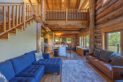 Adams Rest - Hot Tub! Mosier Log Cabin, Mt Adams View, Great Peaceful location!