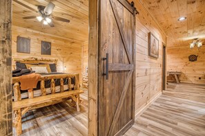 4 bedrooms, desk, iron/ironing board, free WiFi - Modern Rustic 3BR & Loft, Hot Tub, GR and Fire Pit (Ellijay)