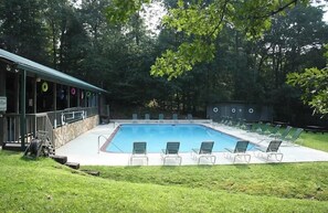 Alberca techada y alberca climatizada