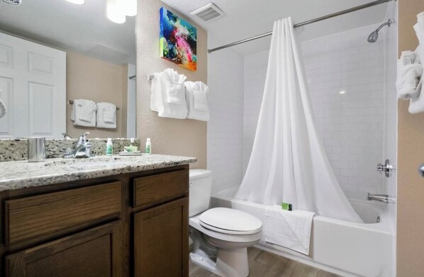 Jetted tub, towels, soap - Charming 2-BR villa in Kissimmee. Close to Orlando's family friendly attractions (Kissimmee)