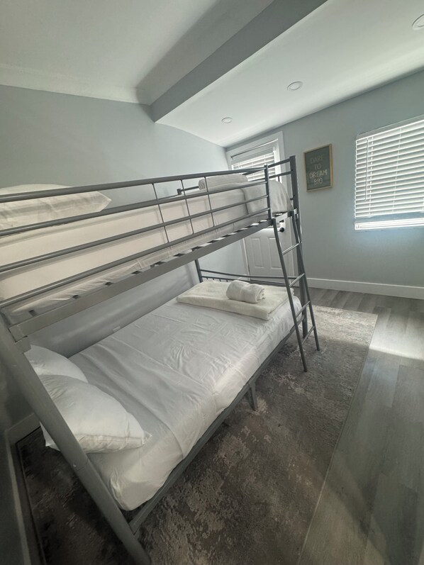 3 chambres, fer et planche à repasser, Wi-Fi, draps fournis