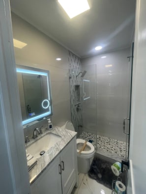 Douche, sèche-cheveux, serviettes fournies, savon