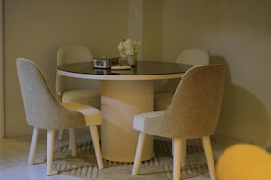 Studio Suite dành cho gia đình, quang cảnh sông | Bộ đồ giường cao cấp, chăn bông, minibar, két bảo mật tại phòng 