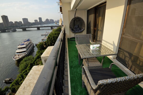 家庭开间套房, 河景 | 露台