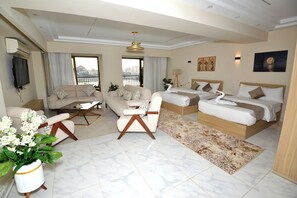 家庭开间套房, 河景 | 高档床上用品、羽绒被、迷你吧、客房内保险箱