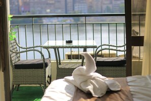 Bộ đồ giường cao cấp, chăn bông, minibar, két bảo mật tại phòng 