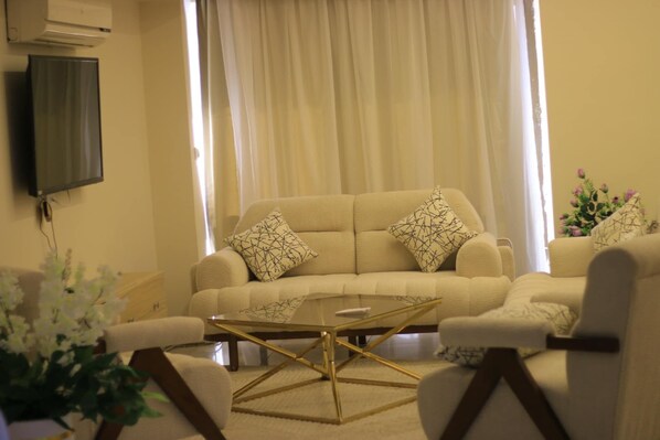 Suite studio familiale, vue sur le fleuve | Literie de qualité, couette en duvet, minibar, coffre-fort