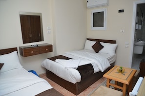 Phòng đôi Economy, 2 giường đơn, máy điều hòa | Bộ đồ giường cao cấp, chăn bông, minibar, két bảo mật tại phòng 