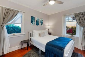2 bedrooms, iron/ironing board, travel cot, WiFi - Chic & Cozy 2BR Home Walkable Central Spot (San Diego)