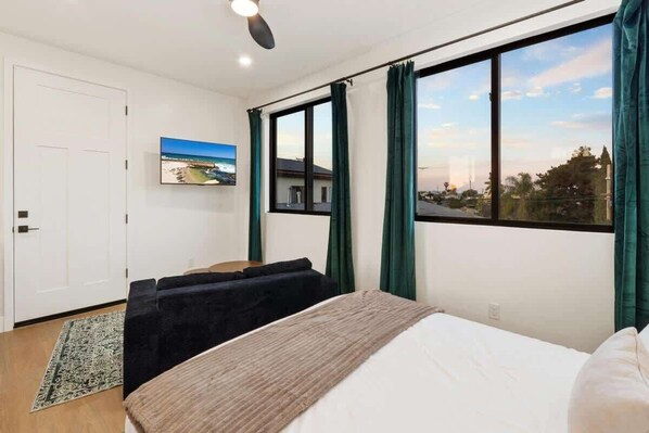 4 bedrooms, desk, iron/ironing board, travel crib