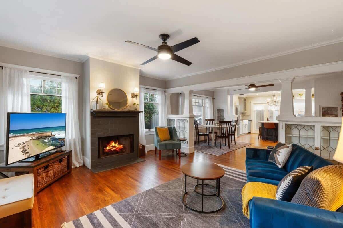 Télévision, cheminée, espaces bureaux