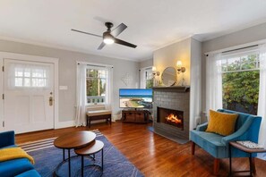 TV, lareira, escritórios