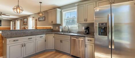 冷蔵庫、電子レンジ、オーブン、コンロ