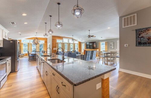 Angels' Abode - Corolla Village, 900 Ft to Beach Access, Elevator, Pool, Tiki Bar, Pool Table