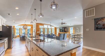 Angels' Abode - Corolla Village, 900 Ft to Beach Access, Elevator, Pool, Tiki Bar, Pool Table