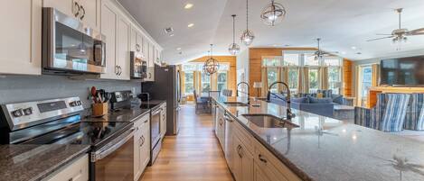 Jääkaappi, mikroaaltouuni, uuni, liesi