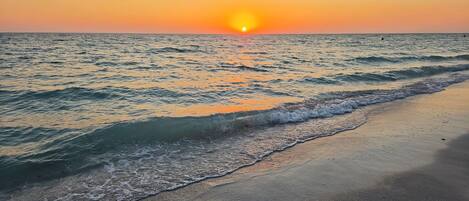 Beach nearby, sun loungers, beach towels