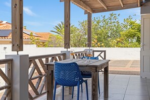 Outdoor dining - Hilltop Breeze Bottelier APP 3 | Cozy apartment between Mambo & Jan Thiel (Willemstad)