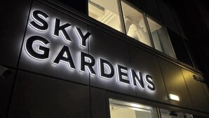 Un edificio con un letrero que dice "SKY GARDENS".