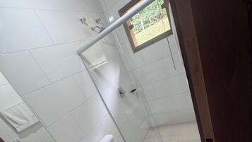 Toalhas de banho, sabonete, papel higiênico