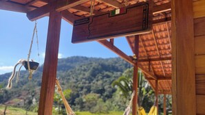 A wooden structure with a hammock and a sign indicating 'Recanto Martinelli' and 'Santa Teresa'. - Sítio Martinelli, your connection with Nature, come and have a well-deserved rest. (São Lourenço Santa Teresa)